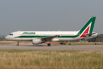 EI-DTH - Alitalia Airbus A320