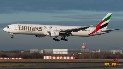 A6-EMR - Emirates Airlines Boeing 777-300