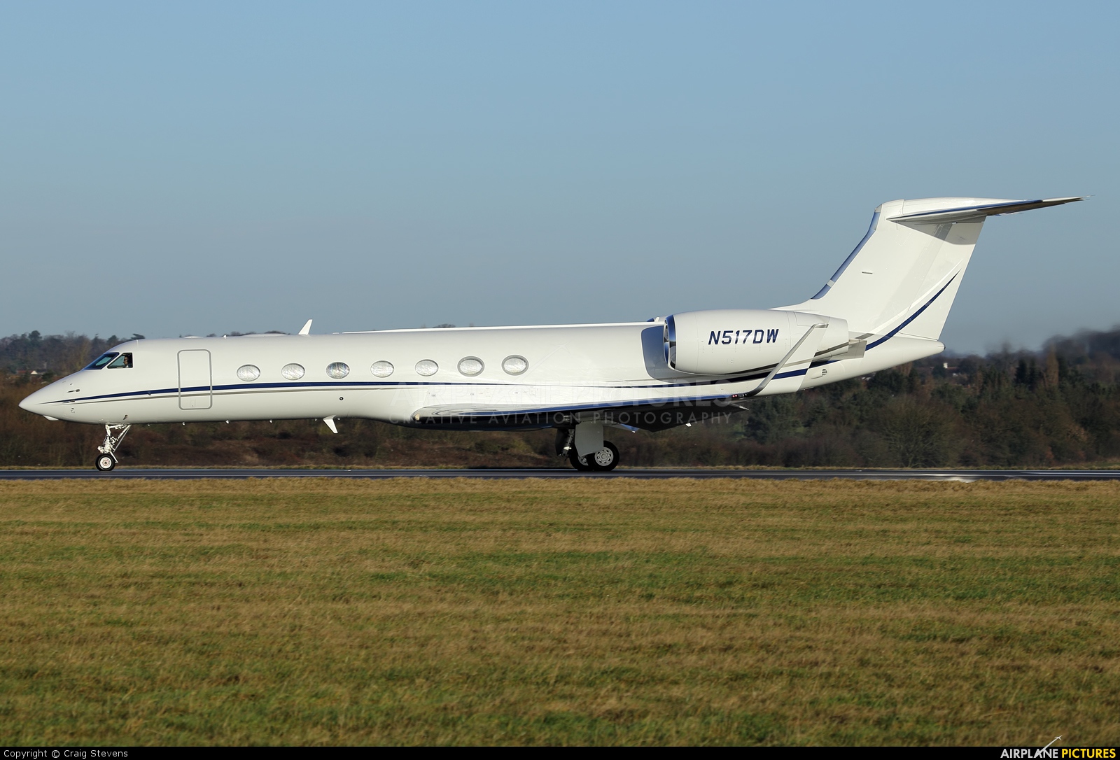 Private N517DW aircraft at London - Luton