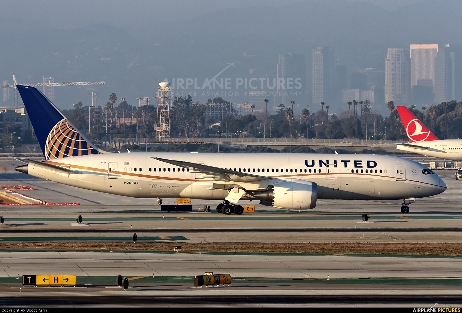 United Airlines N20904 aircraft at Los Angeles Intl