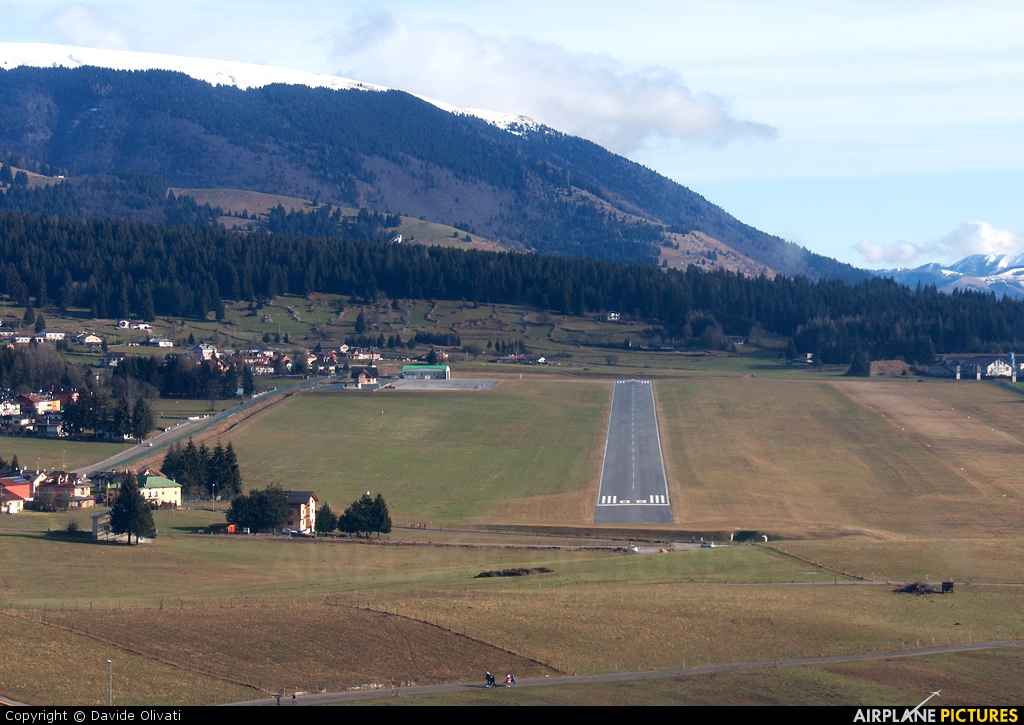 - Airport Overview - aircraft at Asiago