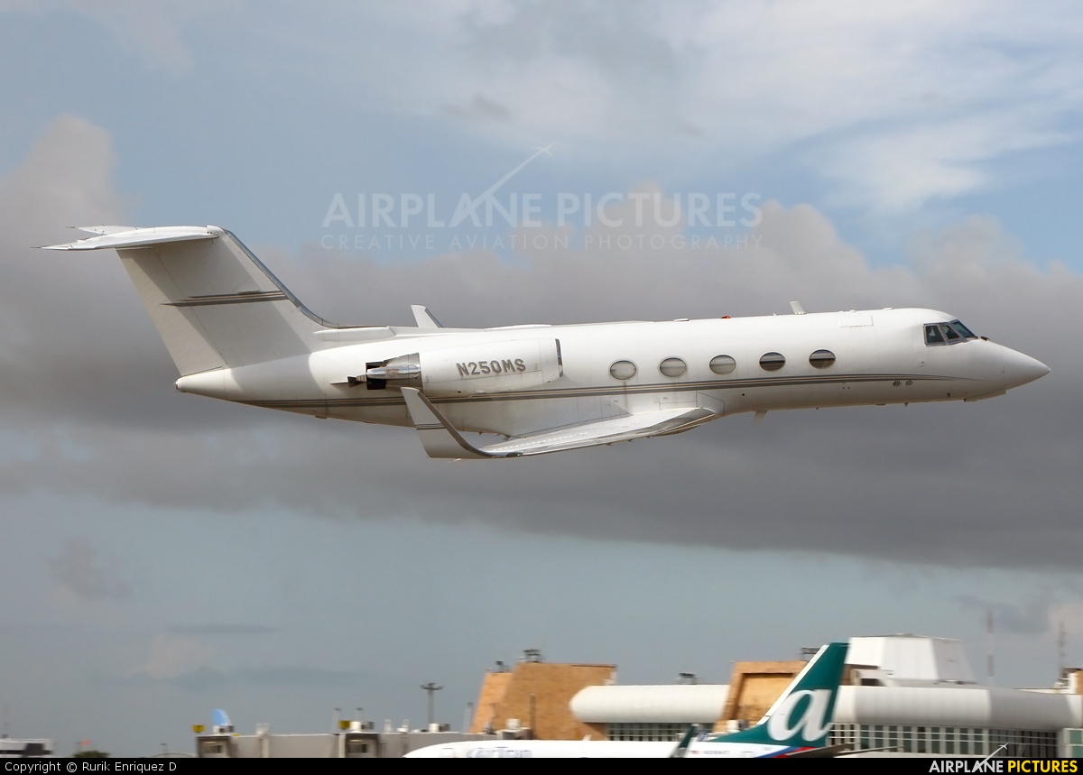 Private N250MS aircraft at Cancun Intl