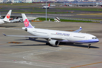 B-18352 - China Airlines Airbus A330-300