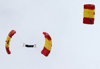 - - Parachute Parachute Military