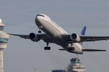 N662UA - United Airlines Boeing 767-300ER