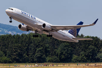 N672UA - United Airlines Boeing 767-300ER