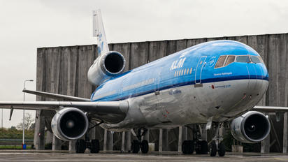 - - KLM McDonnell Douglas MD-11