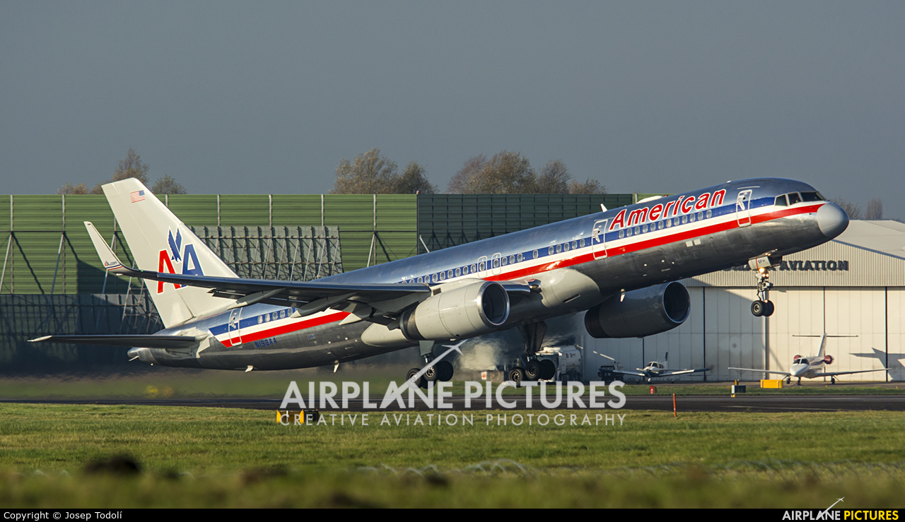 American Airlines N198AA aircraft at Manchester