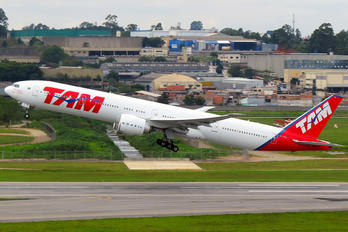 PT-MUI - TAM Boeing 777-300ER