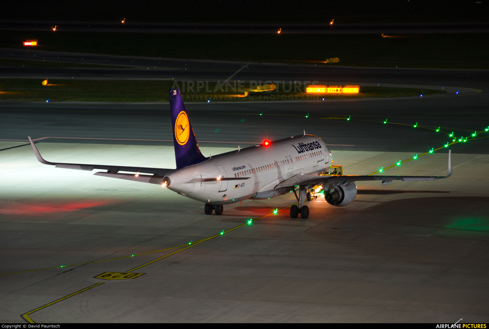 Lufthansa D-AIZS aircraft at Vienna - Schwechat