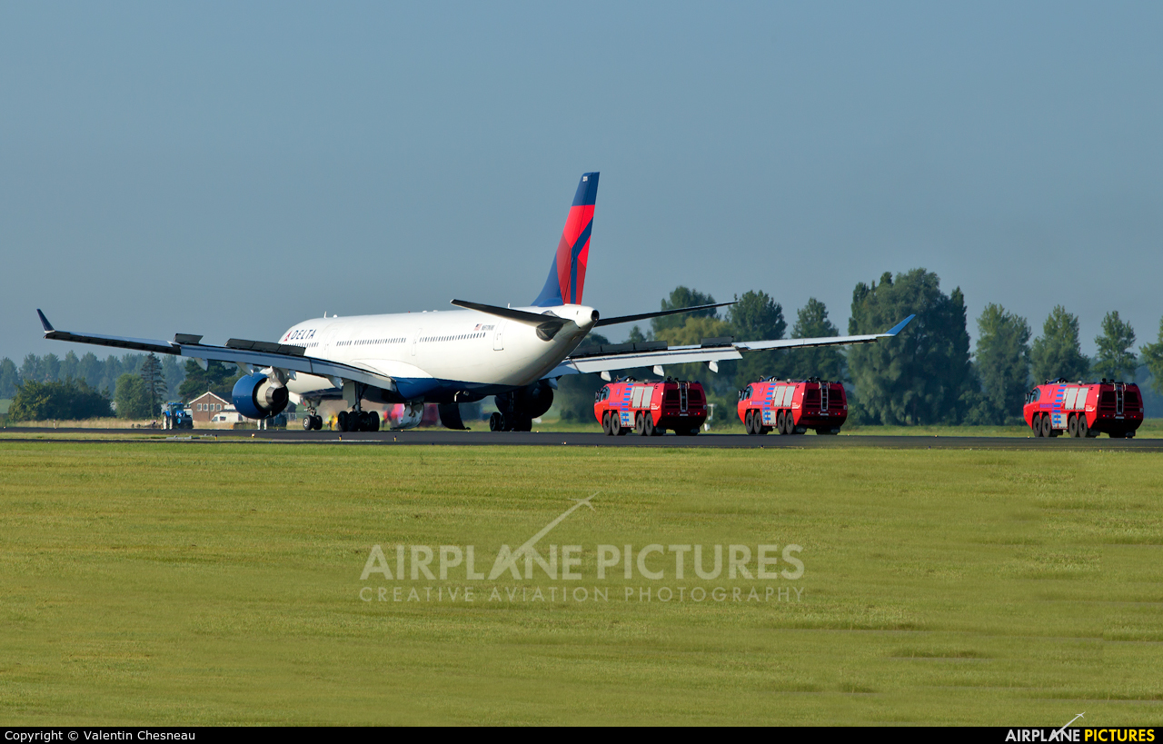 Delta Air Lines N811NW aircraft at Amsterdam - Schiphol