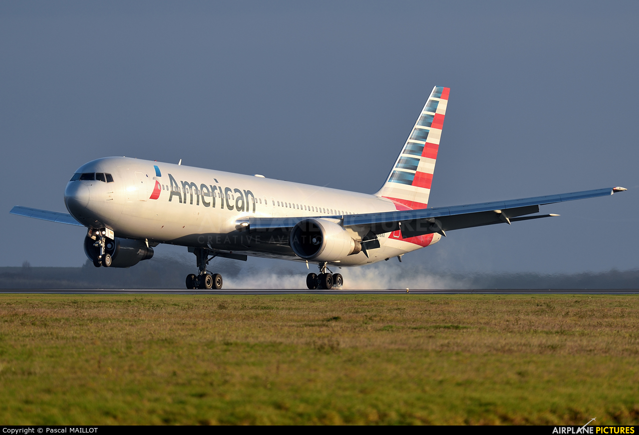 American Airlines N368AA aircraft at Paris - Charles de Gaulle