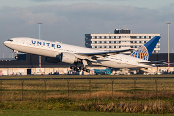 N37018 - United Airlines Boeing 777-200ER