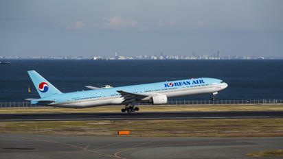 HL7573 - Korean Air Boeing 777-300