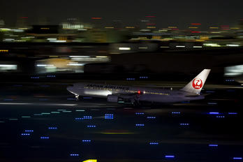JA652J - JAL - Japan Airlines Boeing 767-300ER