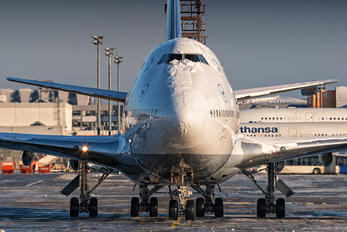 D-ABVY - Lufthansa Boeing 747-400