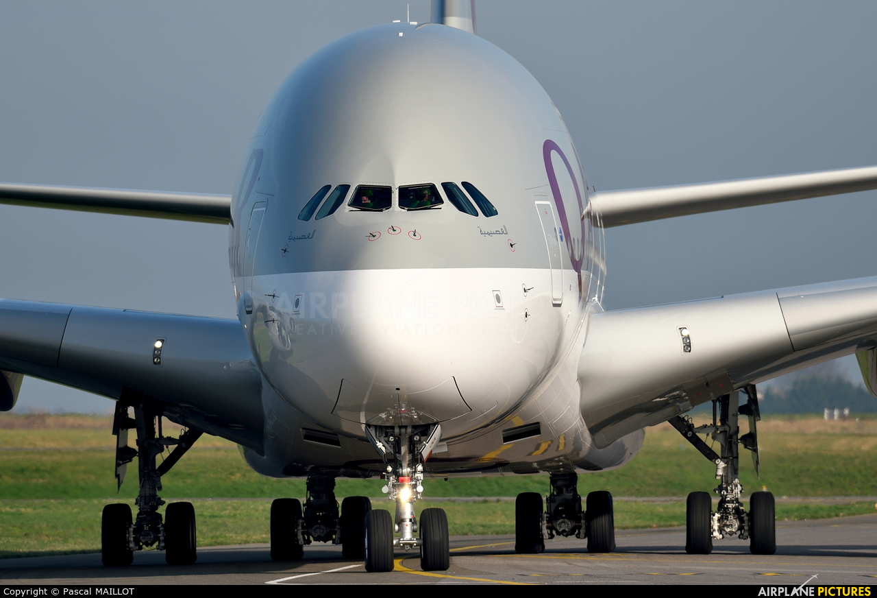 Qatar Airways A7-APB aircraft at Paris - Charles de Gaulle
