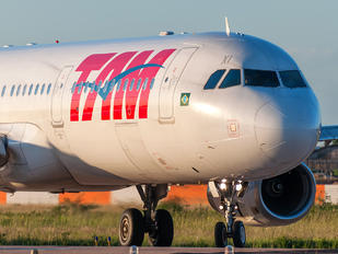PT-MXI - TAM Airbus A321