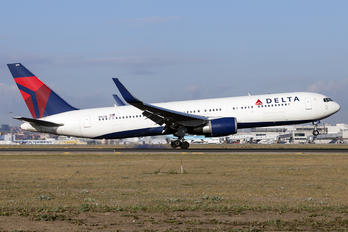 N1613B - Delta Air Lines Boeing 767-300ER