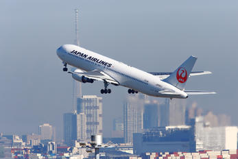 JA652J - JAL - Japan Airlines Boeing 767-300ER