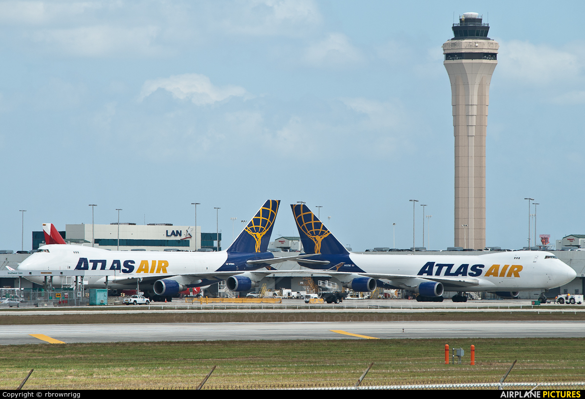 - Airport Overview - aircraft at Miami Intl