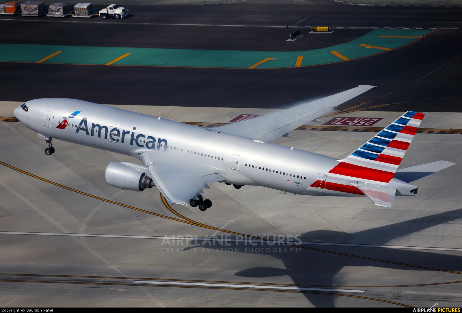 American Airlines N761AJ aircraft at Los Angeles Intl