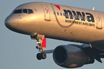 N544US - Northwest Airlines Boeing 757-200