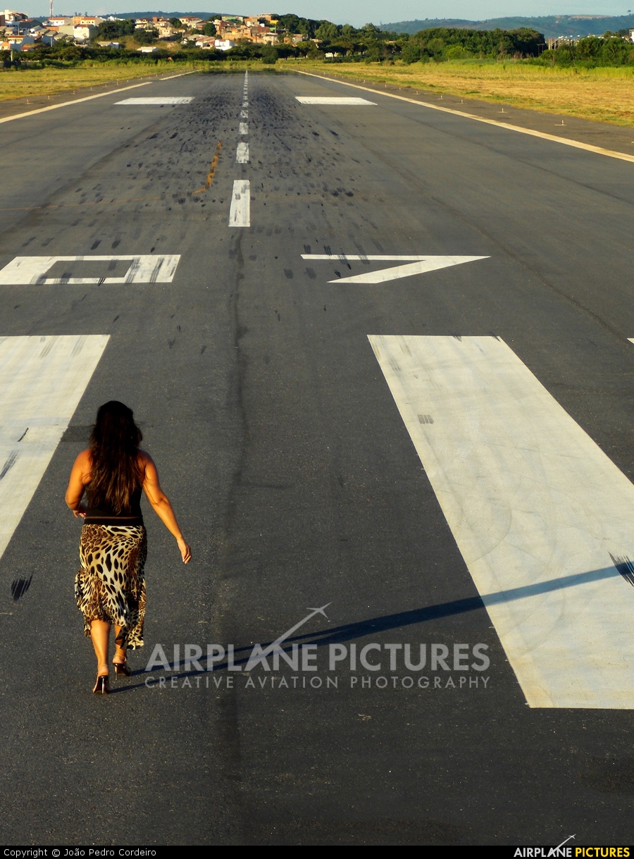 - Airport Overview - aircraft at Governador Valadares
