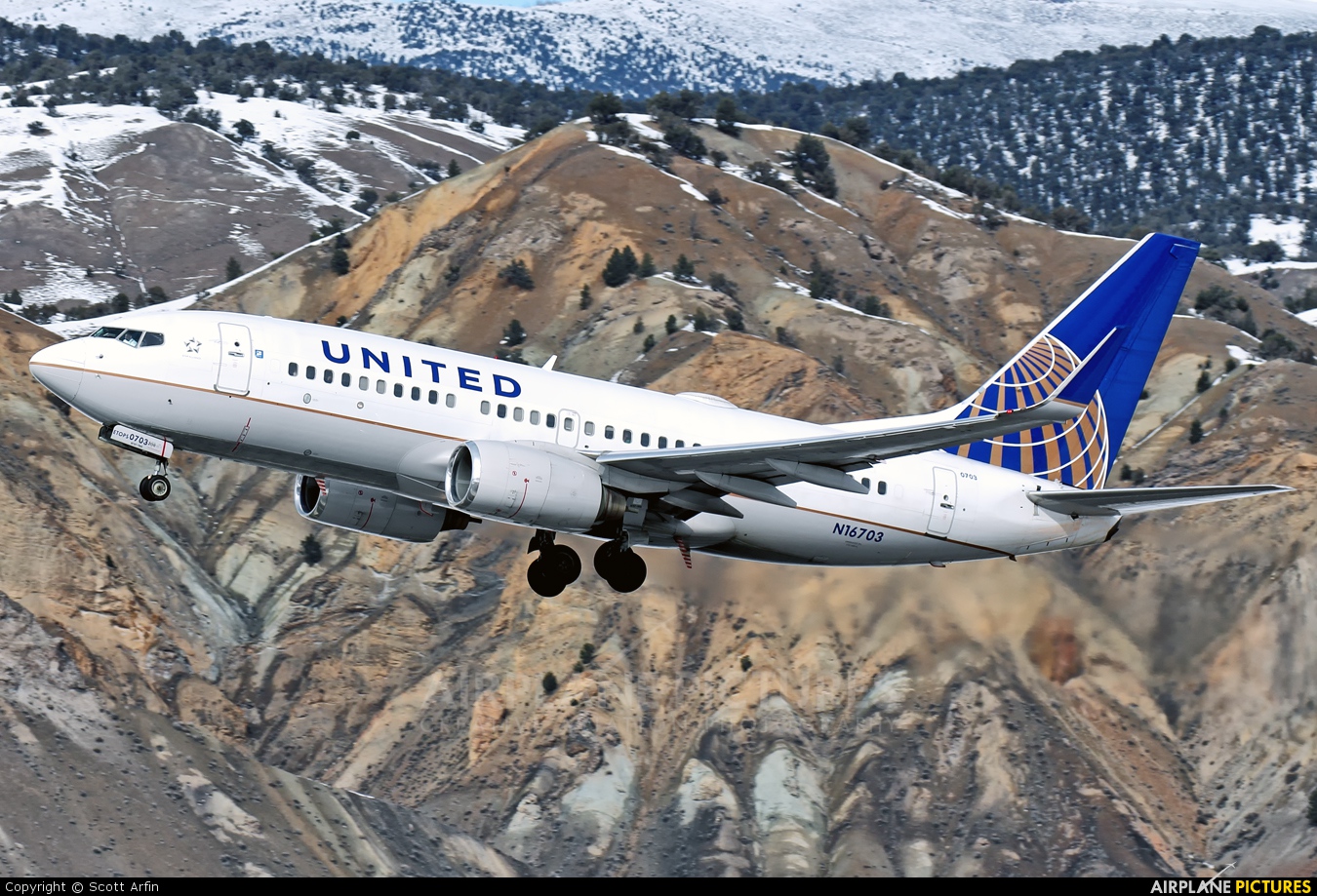 United Airlines N16703 aircraft at Eagle County Regional