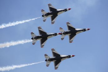 - - USA - Air Force : Thunderbirds General Dynamics F-16A Fighting Falcon