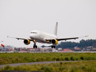 EC-HQJ - Vueling Airlines Airbus A320