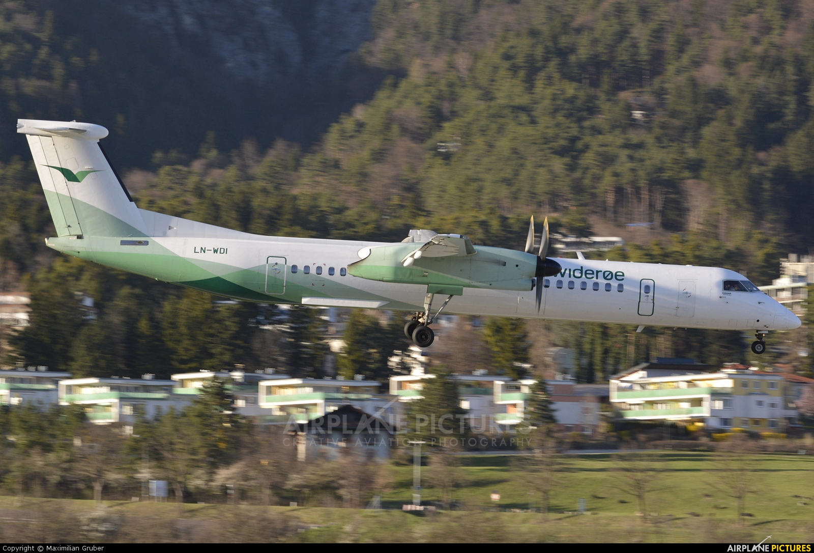 Widerøe LN-WDI aircraft at Innsbruck