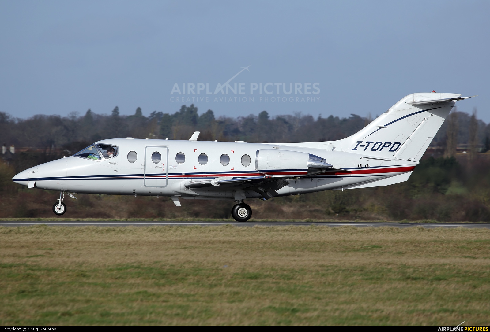 Private I-TOPD aircraft at London - Luton
