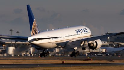 N77014 - United Airlines Boeing 777-200ER