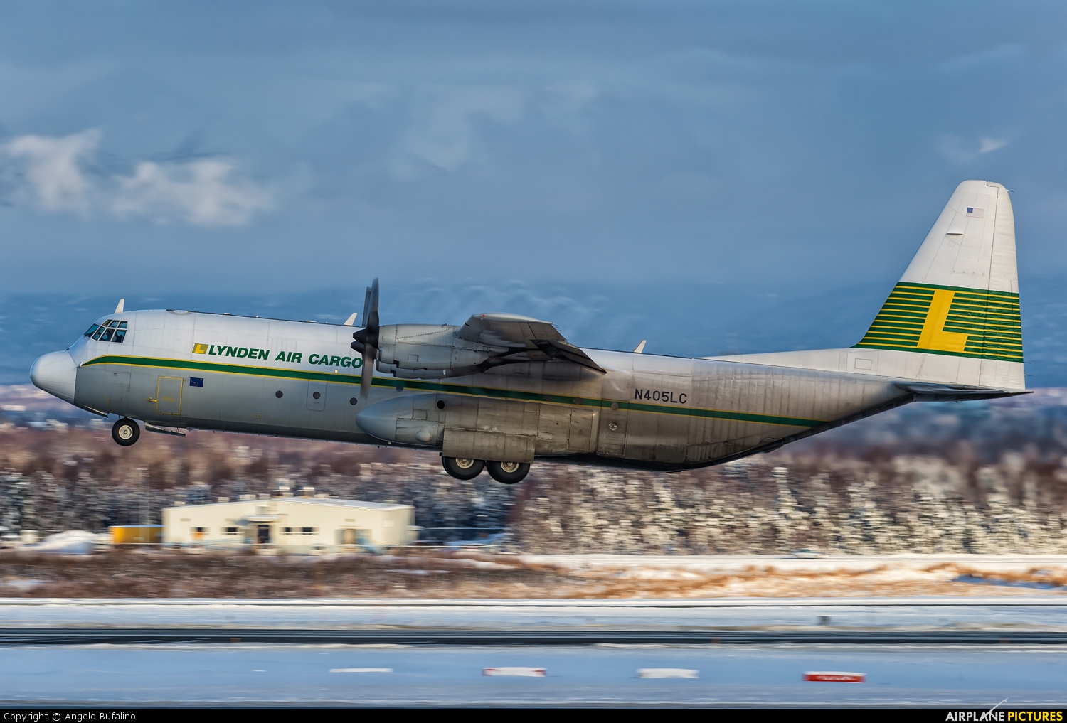 Lynden Air Cargo N405LC aircraft at Anchorage - Ted Stevens Intl / Kulis Air National Guard Base