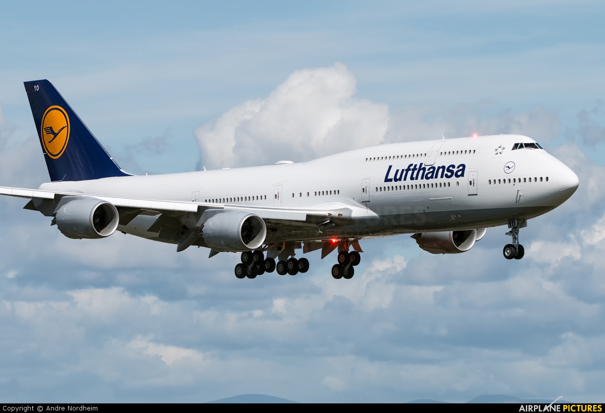 Lufthansa D-ABYO aircraft at Everett - Snohomish County / Paine Field