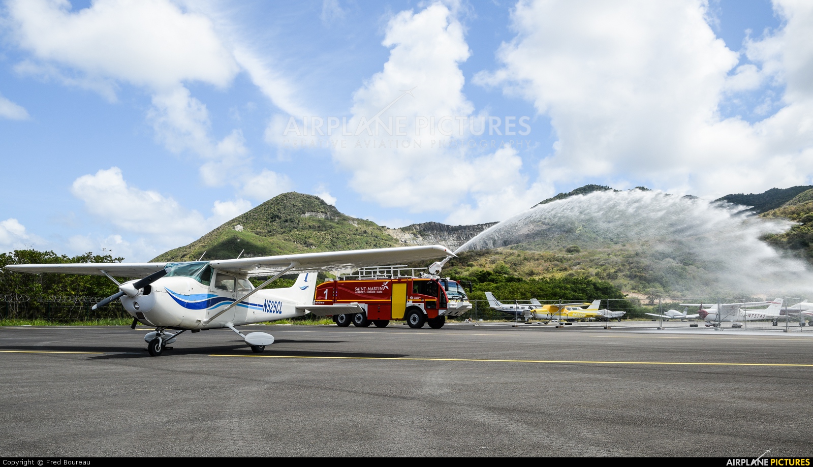 - Airport Overview - aircraft at Saint Martin - L