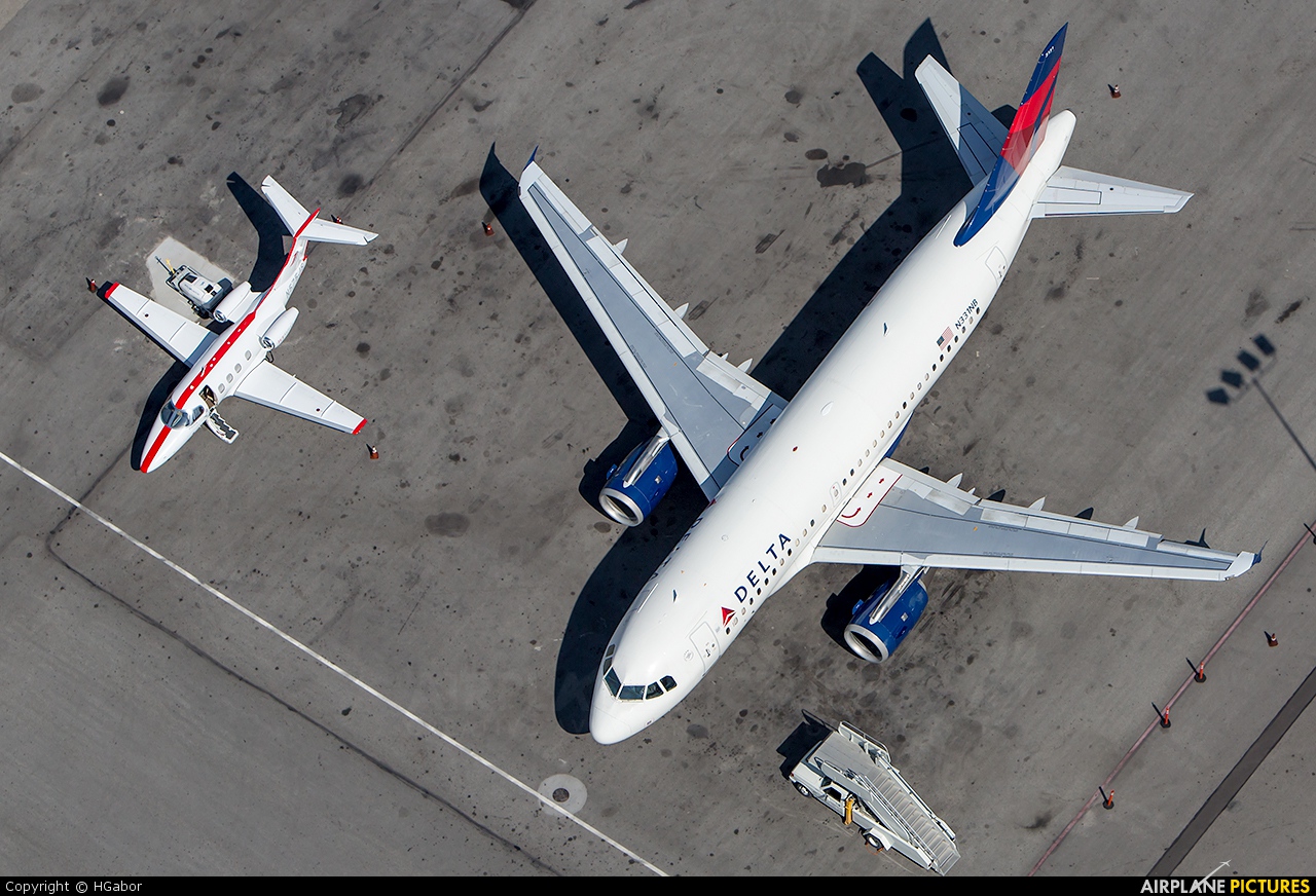 Delta Air Lines N331NB aircraft at Los Angeles Intl