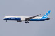 Boeing test 787-9 in the strong winds at Keflavik title=