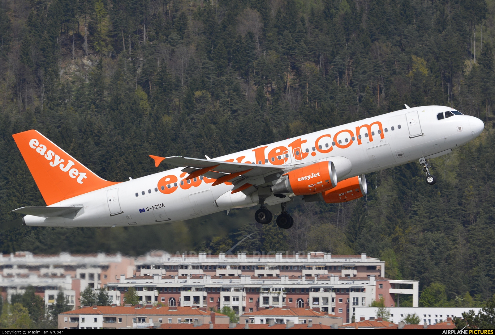 easyJet G-EZUA aircraft at Innsbruck