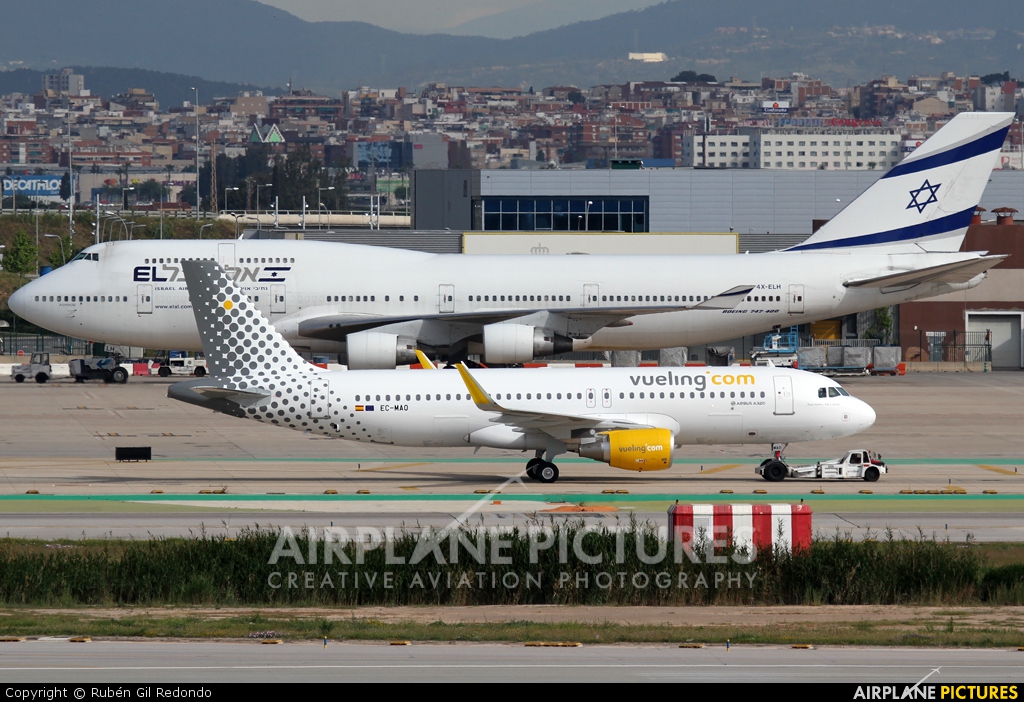 Vueling Airlines EC-MAO aircraft at Barcelona - El Prat