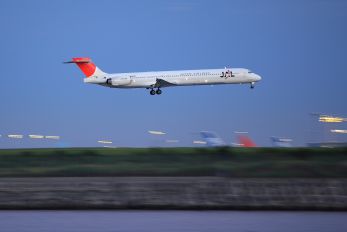 JA8020 - JAL - Japan Airlines McDonnell Douglas MD-90