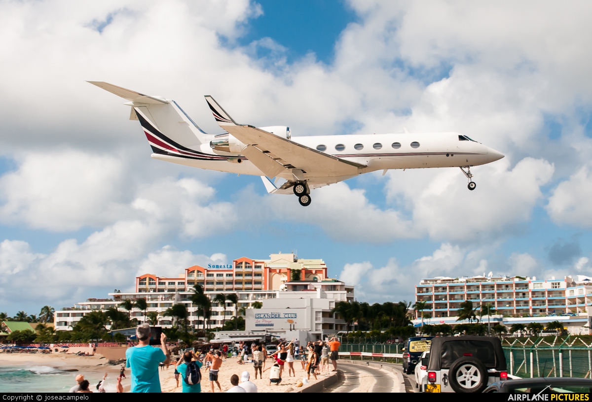 Netjets (USA) N452QS aircraft at Sint Maarten - Princess Juliana Intl