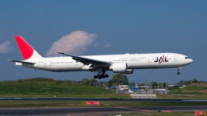 JA738J - JAL - Japan Airlines Boeing 777-300ER
