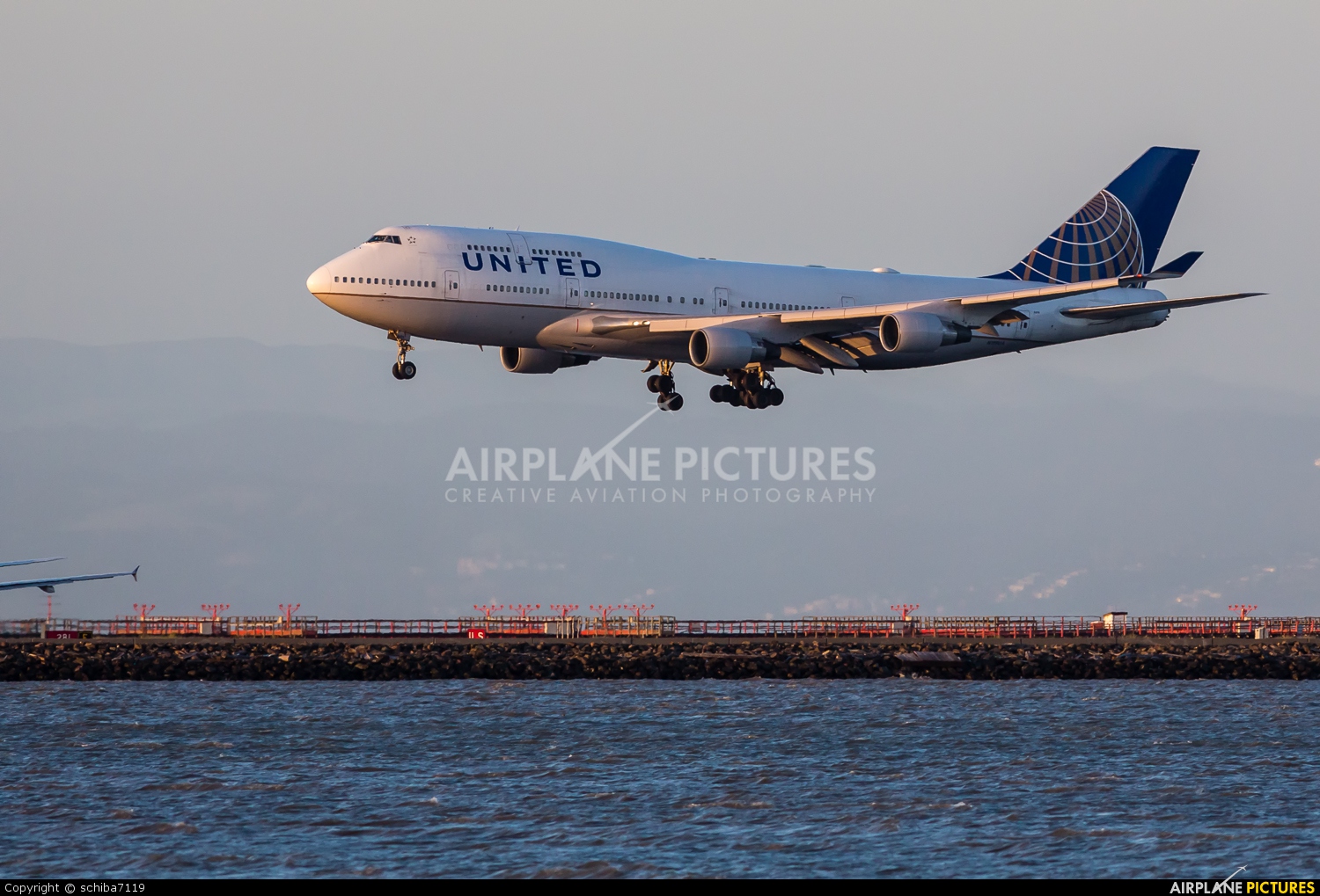 United Airlines N199UA aircraft at San Francisco Intl
