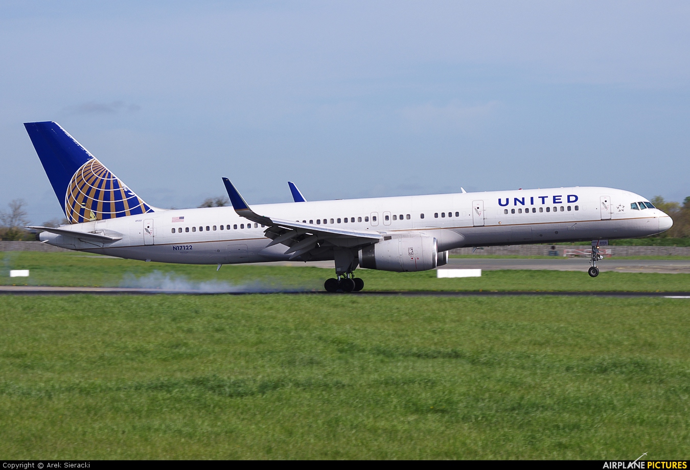 United Airlines N17122 aircraft at Dublin