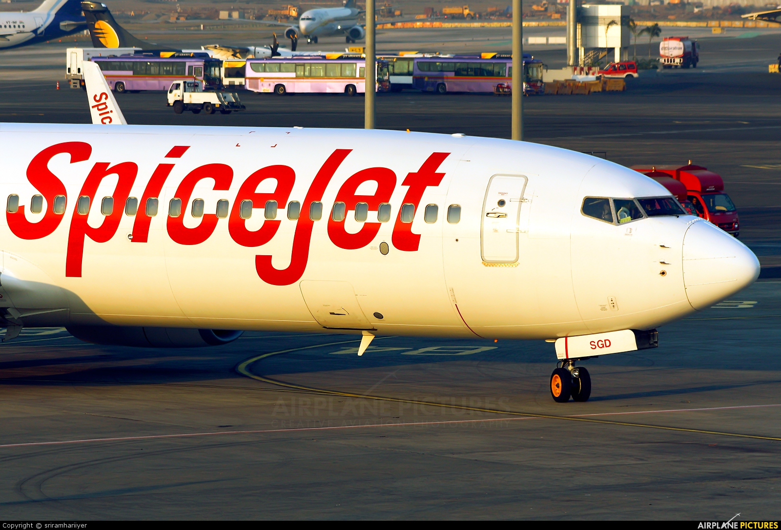 SpiceJet VT-SGD aircraft at Mumbai - Chhatrapati Shivaji Intl