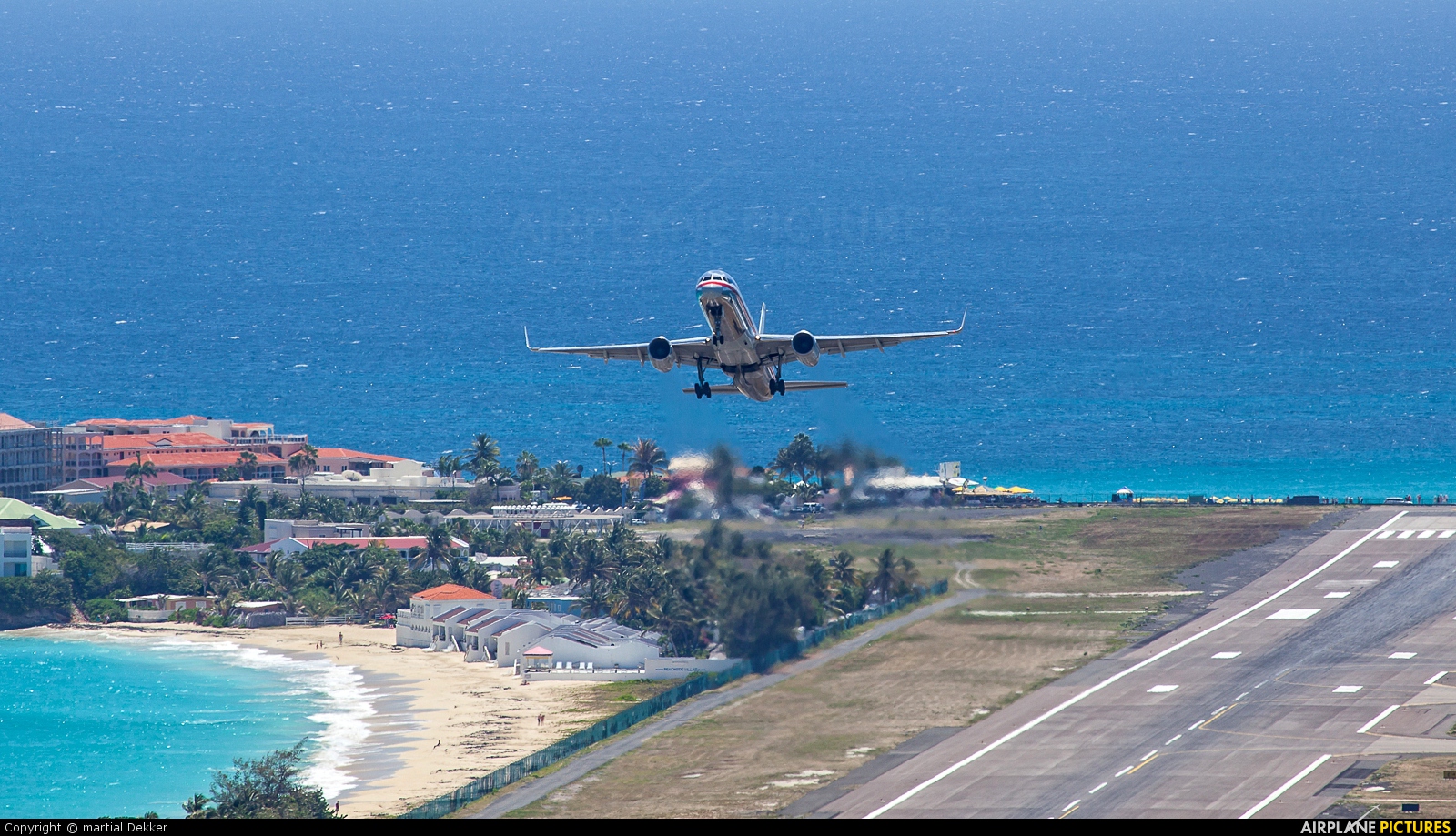 American Airlines N187AN aircraft at Sint Maarten - Princess Juliana Intl