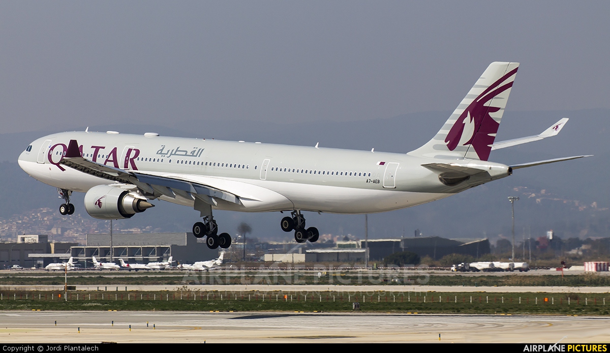Qatar Airways A7-AEB aircraft at Barcelona - El Prat