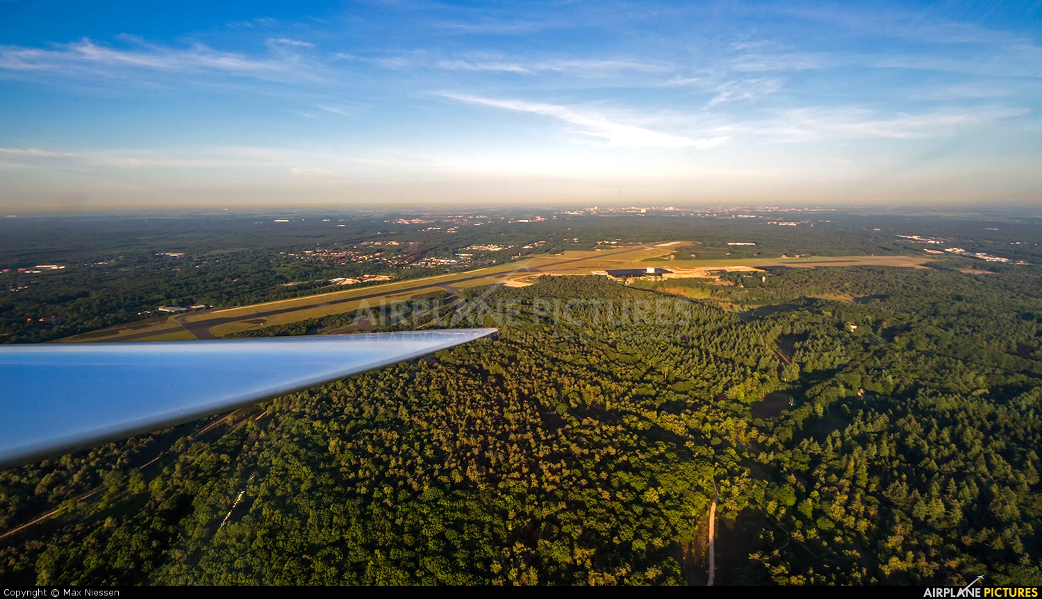 - Airport Overview - aircraft at Soesterberg